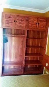 armario de madeira rustico